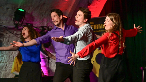 Ensemble der Affirmative auf der Bühne des Mainzer unterhaus